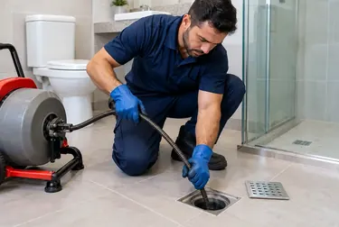 Profissional realizando desentupimento de ralo em Bagé.